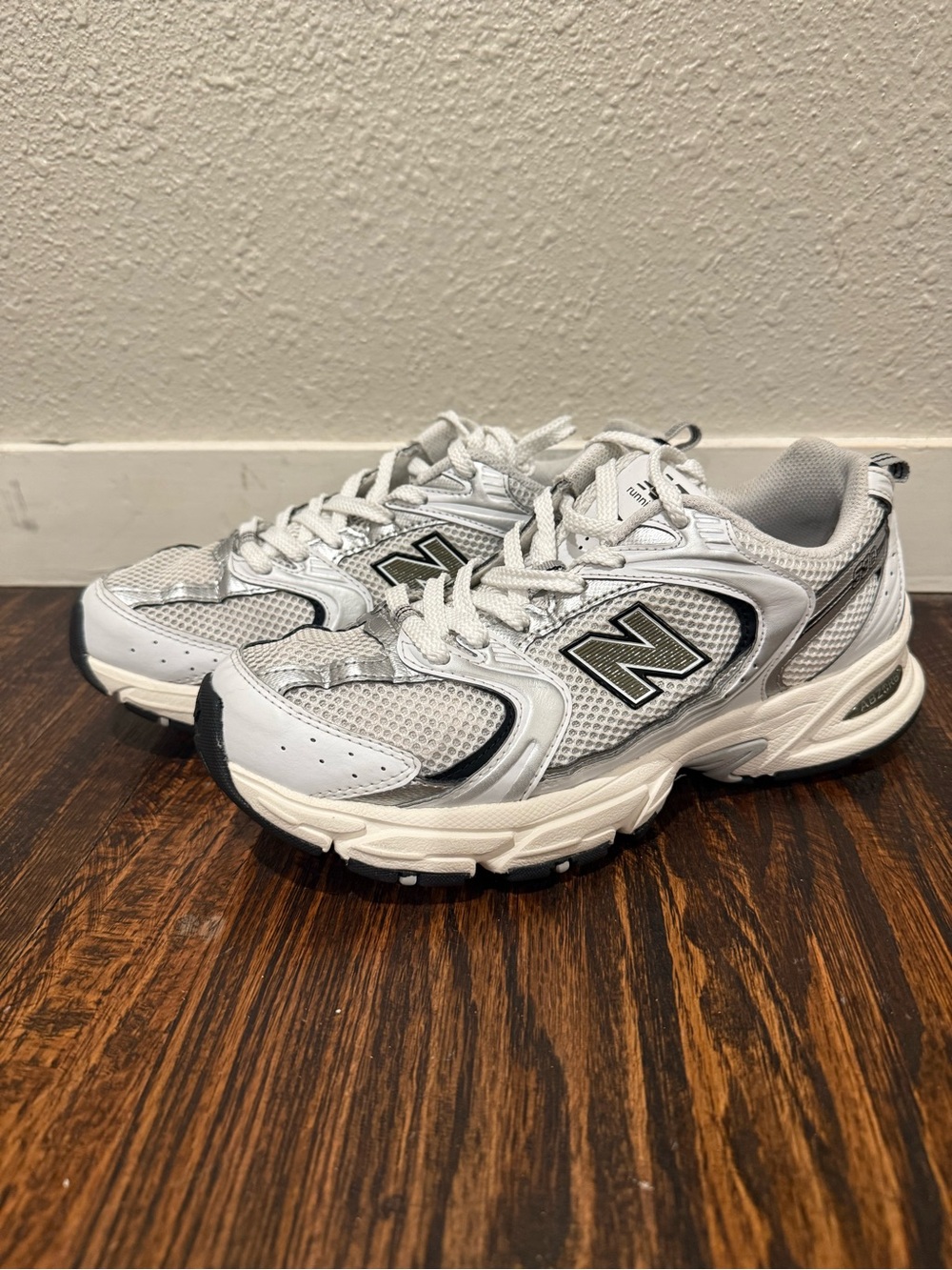 New Balance 530 MR530FDO White Silver Dad Sneakers Size 8 Men / 9.5 Women - Picture 2 of 8